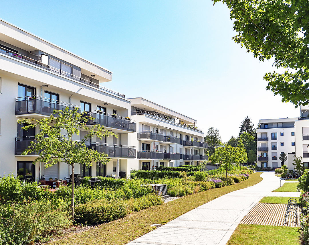 Moderne boligkompleks med grønne uteområder